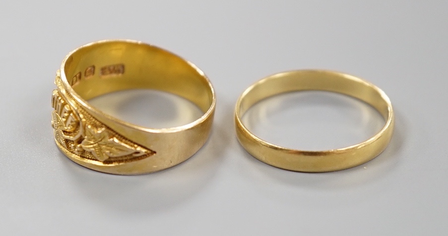 A late Victorian 18ct gold band, embossed with the phrase 'I Cling To Thee', size P/Q and a later 18ct gold wedding band, size P/Q